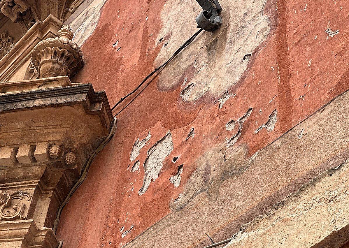 Imagen secundaria 1 - Huermur denuncia que la fachada del Palacio Episcopal de Murcia «se cae a pedazos»