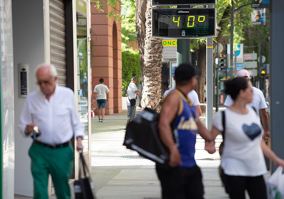 Un termómetro marca 40 grados en Murcia, en una imagen de archivo.