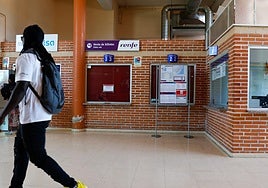 Despacho de billetes de Renfe cerrado en la estación de autobuses.