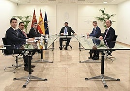 López Miras, ayer, durante su reunión con representantes de Stratesys.