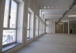 Aspecto diáfano del interior del antiguo mercado a falta de unas obras que lo resignifiquen.