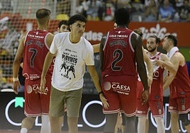 Tito Cabrera da ánimos a sus compañeros tras el partido del pasado domingo en el Palacio de los Deportes, que terminó con el 2-2 en la eliminatoria para el Betis.