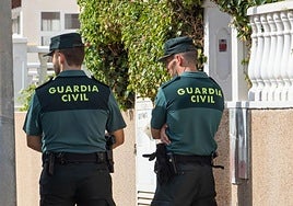 Agentes de la Guarcia Civil en Orihuela con una imagen de archivo.