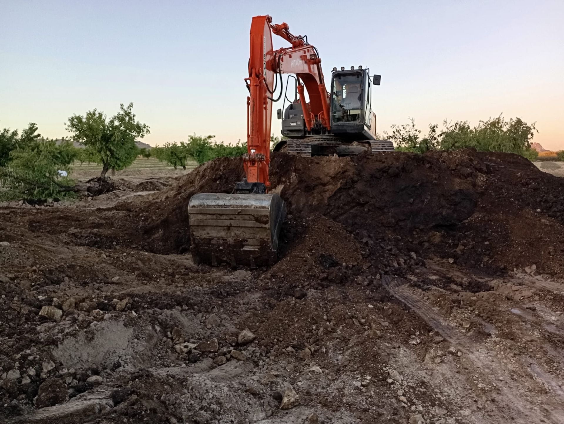 El petróleo vertido se infiltra dos metros en la finca de Calasparra