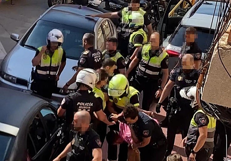 Los agentes de la Policía Local, este martes, deteniendo al hombre.