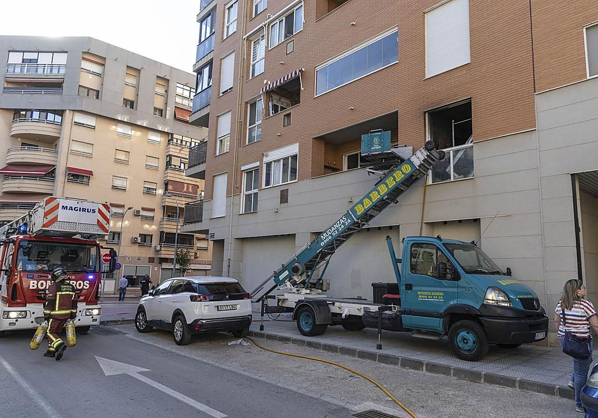 Rescatan a una mujer mediante la escala de una empresa de mudanzas.