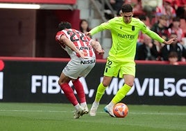 Daniel Luna regatea al defensa del Sporting Diego Sánchez, el pasado domingo en El Molinón.