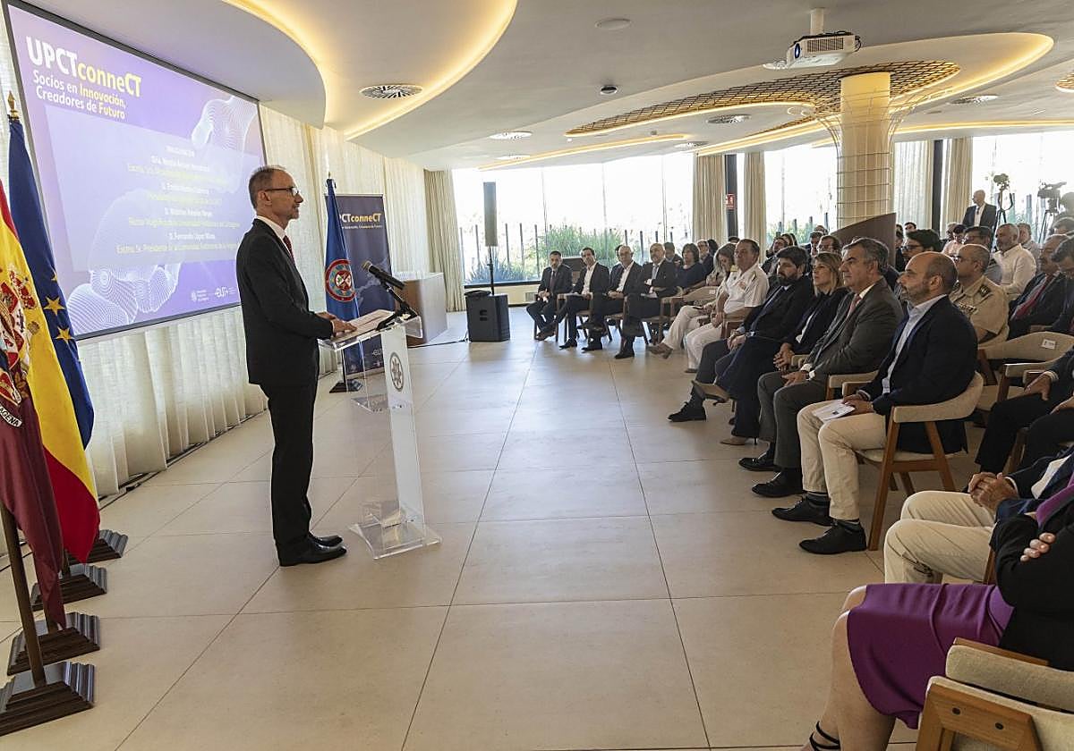 El rector de la UPCT, durante su intervención.