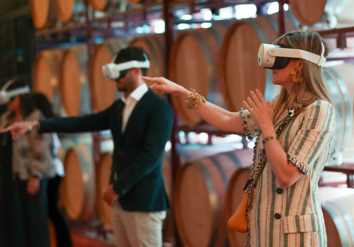 Invitados participando en la experiencia inmersiva propuesta por la bodega.