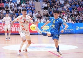 Ricardo Mayor (ElPozo) y Luciano Gauna (Peñíscola) pelean por el balón en un duelo de esta temporada.
