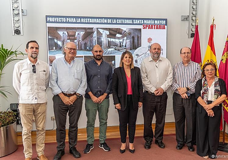 La alcaldesa, Noelia Arroyo (en el centro), y el concejal de Patrimonio, Pablo Braquehais (a su derecha), este miércoles junto a algunos miembros del jurado.