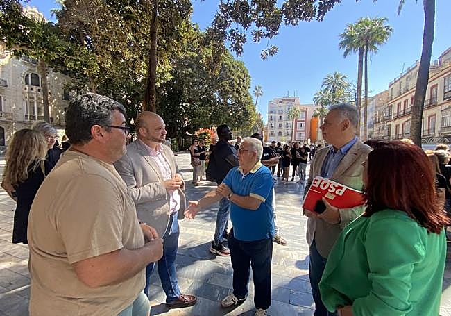 El portavoz del PSOE, Manuel Torres, y los ediles Pedro Contreras e Isabel Andreu, este miércoles, en la protesta.