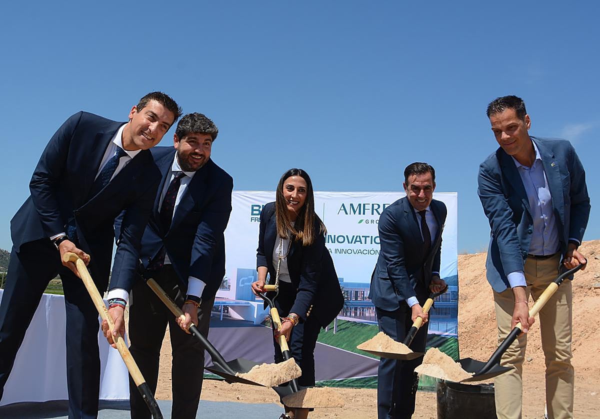 Acto de colocación de la primera piedra del nuevo centro de innovación.