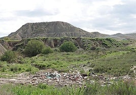Zona con escombros en la rambla de Los Arcos en Barranco Hondo.