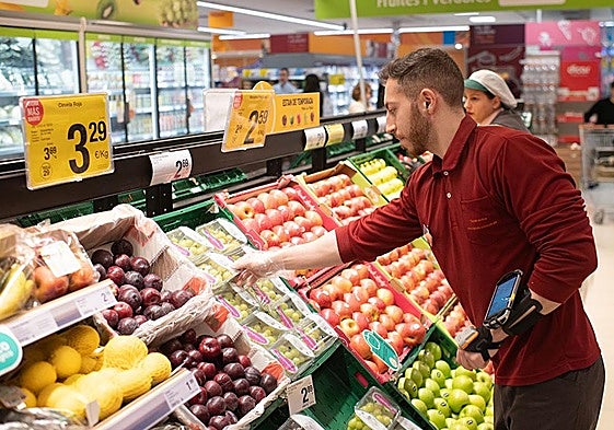 Un trabajador prepara un pedido 'online'.