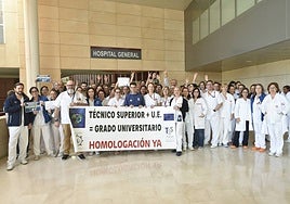 Técnicos sanitarios superiores, durante una protesta en La Arrixaca, el pasado mes de febrero.