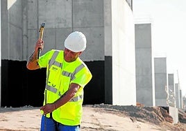 Un trabajador en la obra de construcción del AVE Murcia-Almería, el pasado 13 de agosto.
