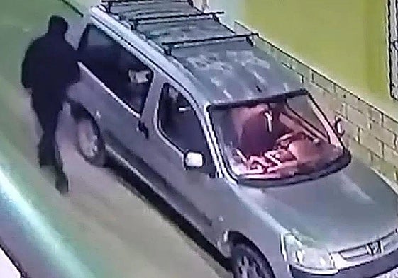 Un ladrón, momentos antes de forzar un coche en La Aljorran, en una imagen de archivo.