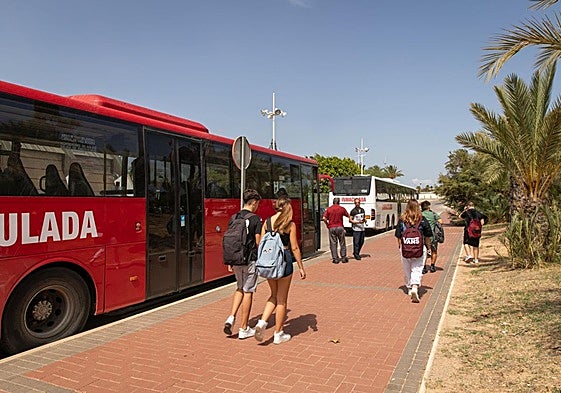 Jóvenes cogen el autobús en una imagen de archivo.