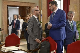 El concejal de Movilidad, Gestión Económica y Contratación, José Francisco Muñoz, y el portavoz socialista, Ginés Ruiz, este jueves a su llegada al Pleno.