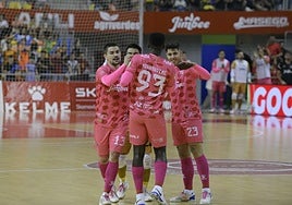 Mohoudine, Mellado, Darío Gil y Chispi celebran un gol en el Palacio.