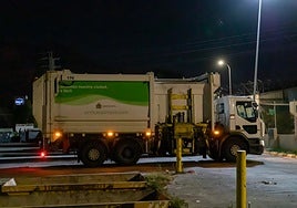 Uno de los camiones del servicio de recogida de residuos sólidos urbanos de Orihuela.