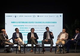 El periodista José Luis Gallego (i) moderó la mesa redonda, con Antonio Illescas, Miguel Ángel Martínez-Aroca, José Miguel Morales, Benito Montiel y Guillermo Roth.
