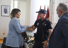 La alcaldesa, Noelia Arroyo, saluda al agente Manuel Parga, junto al concejal José Ramón Llorca.