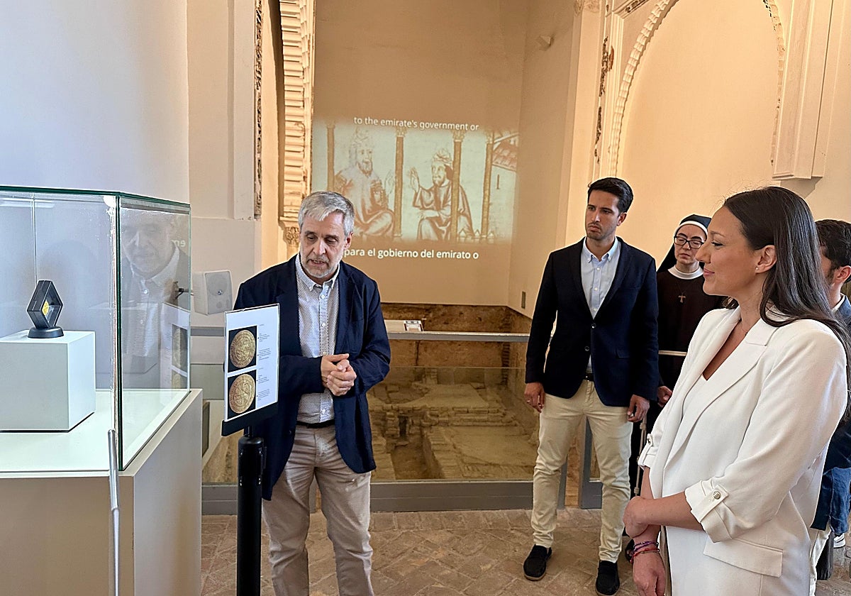 Manuel Lechuga, conservador del museo, explica las características del dinar a Carmen Conesa.