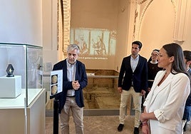 Manuel Lechuga, conservador del museo, explica las características del dinar a Carmen Conesa.