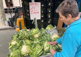 Venta de pava (o coliflor) en un mercado.