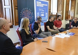 Los asistentes al acto de entrega del cheque del 'charity' por parte del Fan Futura, en el edificio de la Convalecencia de la UMU este jueves.