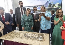 Autoridades observan la maqueta del proyecto de la Fremm, durante su presentación en julio de 2024.