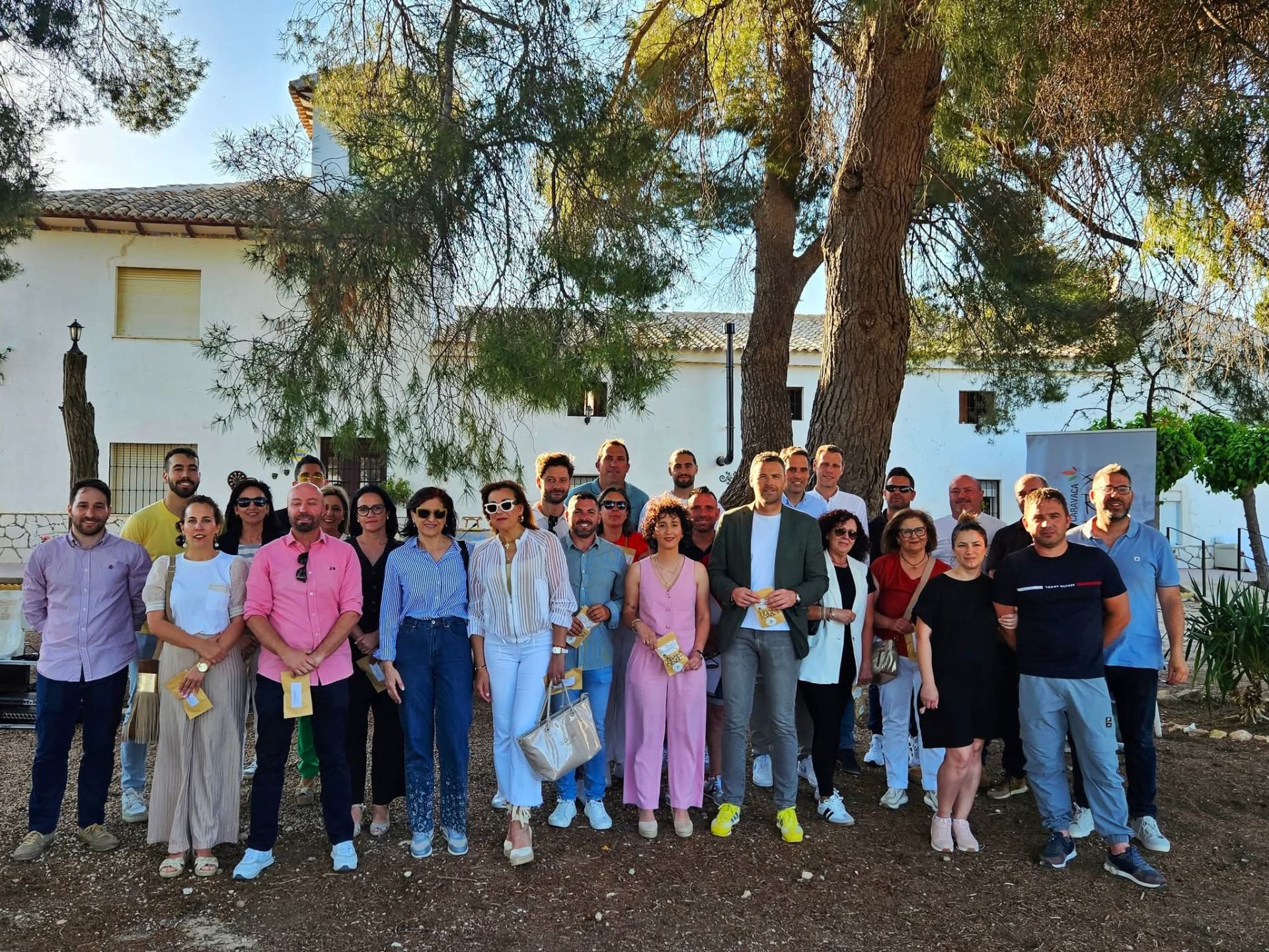 Los propietarios de alojamientos rurales junto al alcalde de Caravaca en Villa Pistacho.