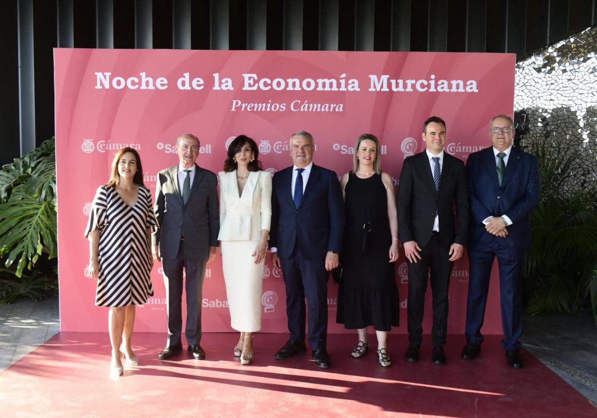Miryam Fuertes, tercera por la izquierda, con representantes de las compañías premiadas por la Cámara de Comercio de Murcia, ayer.