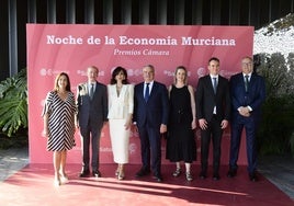 Miryam Fuertes, tercera por la izquierda, con representantes de las compañías premiadas por la Cámara de Comercio de Murcia, ayer.