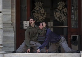 Dos bailarines de la compañía Led Silhouette, ayer, durante su actuación en la plaza del Ayuntamiento.