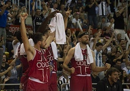 Alberto Martín (i) y Calvin Hermanson (d) celebran un punto en el último duelo ante el Real Betis, en el Palacio de los Deportes.
