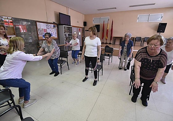 Asistentes a las clases de gimnasia para prevenir caídas en el centro de mayores del Infante.