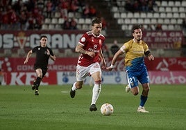 Pedro León, jugador del Real Murcia, es perseguido por Joan Oriol, del Nàstic, en el partido de la temporada 2022-23, último precedente en Primera Federación.