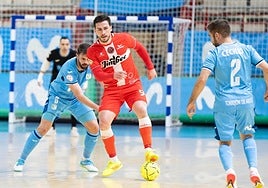 Pablo Ramírez, jugador del Jimbee, pisa el balón ante la presión de Raya y Cecilio, ambos del Inter, en la derrota de los meloneros ayer.