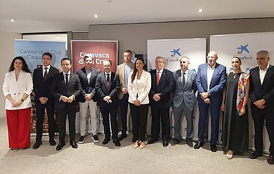 La consejera de Cultura y Turismo, Carmen Conesa, junto a los patronos de la Fundación Camino de la Cruz.