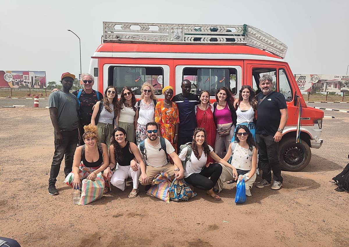 Imagen secundaria 1 - En la primera foto, madres aguardan con sus hijos su turno para ser atendidos en Faji Kunda, Gambia, en 2023. En la segunda imagen, el equipo de Pediatría Solidaria en 2024, en uno de sus trayectos en el país africano. En la tercera, las pediatras Laura Sanz y Ana Jaén atienden a una paciente en el consultorio rural de Kandong.