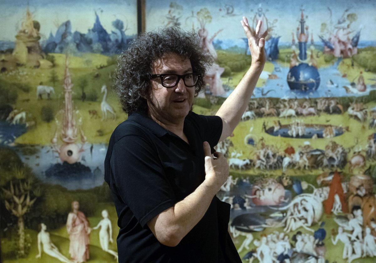 Daniel García Andújar ante su copia del 'Tríptico del Jardín de las Delicias', de El Bosco, en la sala Verónicas de Murcia.