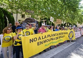 Miembros de los distintos colectivos vecinales, concentrados este sábado en San Esteban.