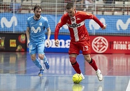 Mellado, el jueves en Torrejón, perseguido por Javivi.