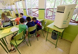 Alumnos de un colegio de Murcia, este viernes, con un aparato de refrigeración improvisado.