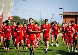 Los jugadores del Real Murcia se ejercitan en Tarragona en la última sesión de entrenamiento antes del partido ante el Nàstic.