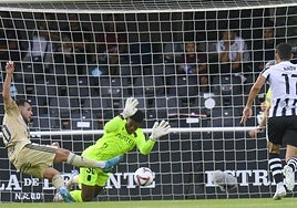 El portero Jhafets, en el partido ante el Racing de Ferrol.
