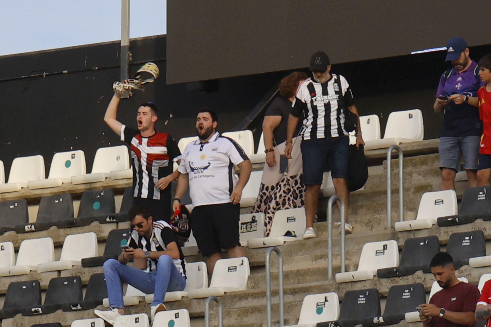 La derrota del Cartagena frente al Mirandés, en imágenes